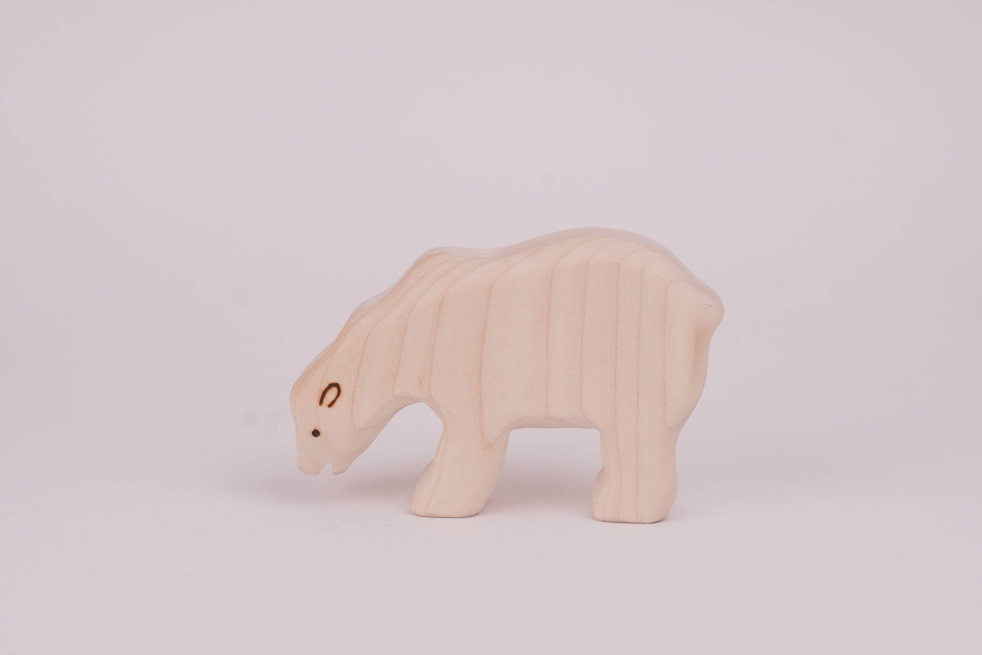 Eisbär groß gebückt