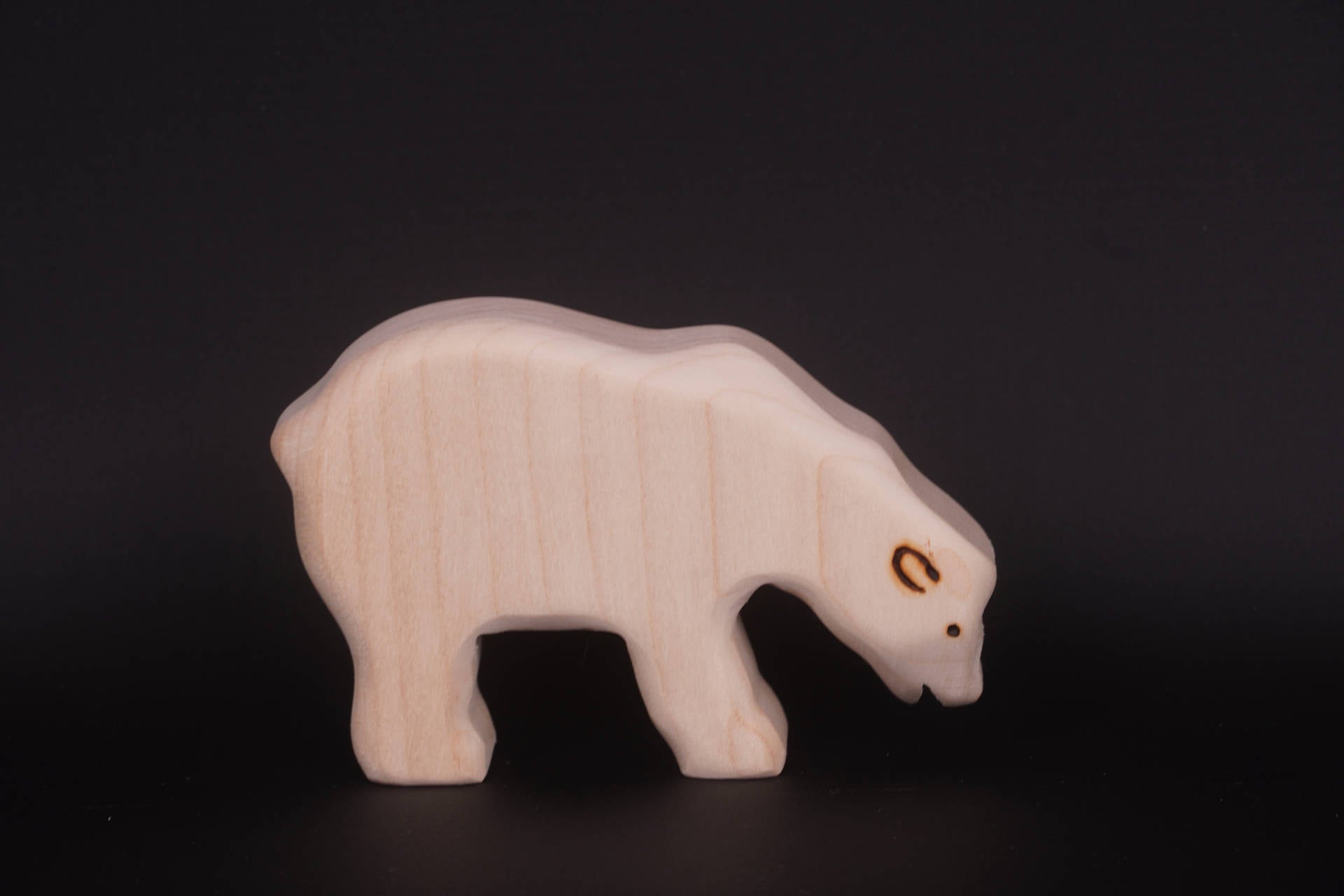 Eisbär groß gebückt