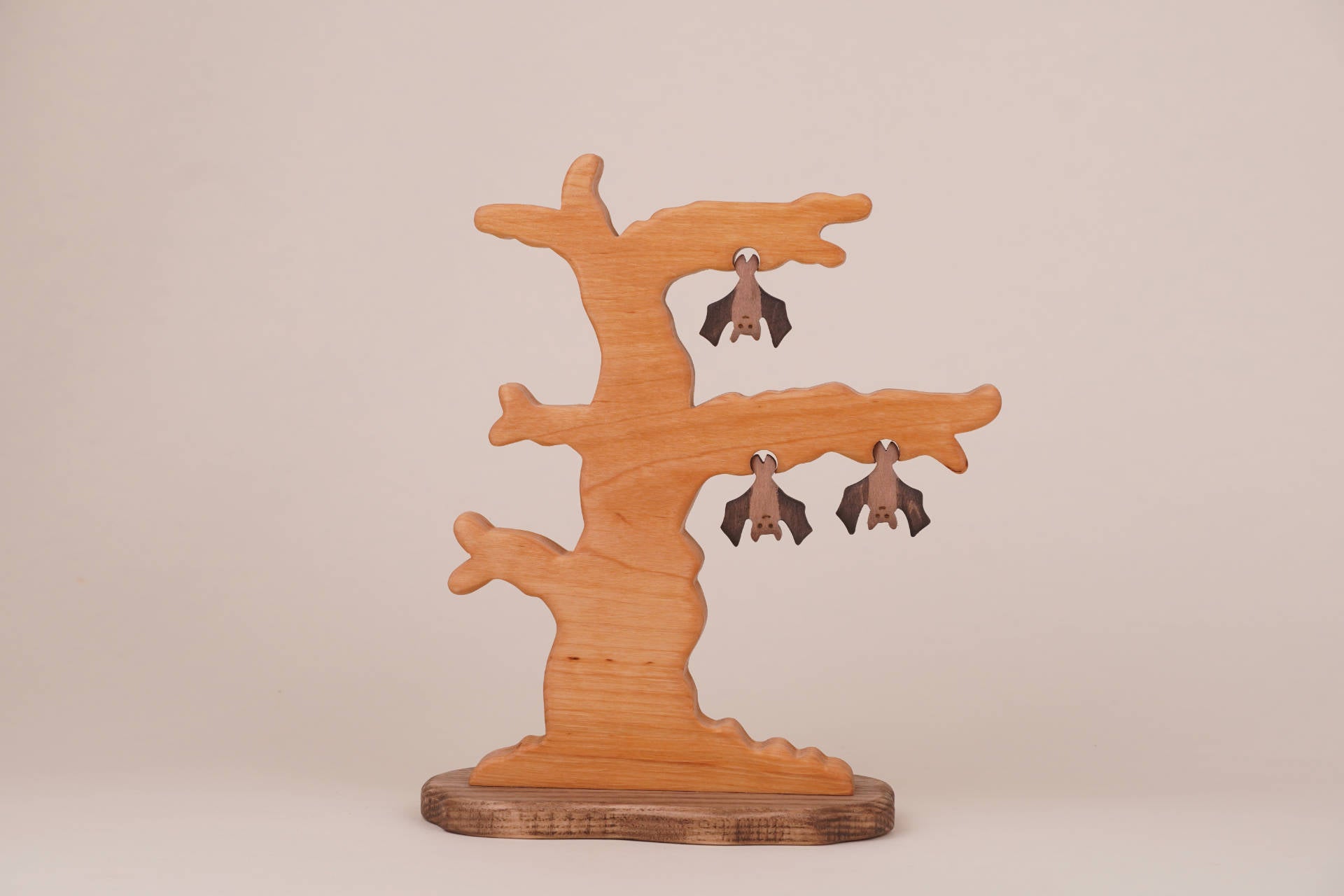 Fledermaus-Baum mit 3 hängenden Fledermäusen
