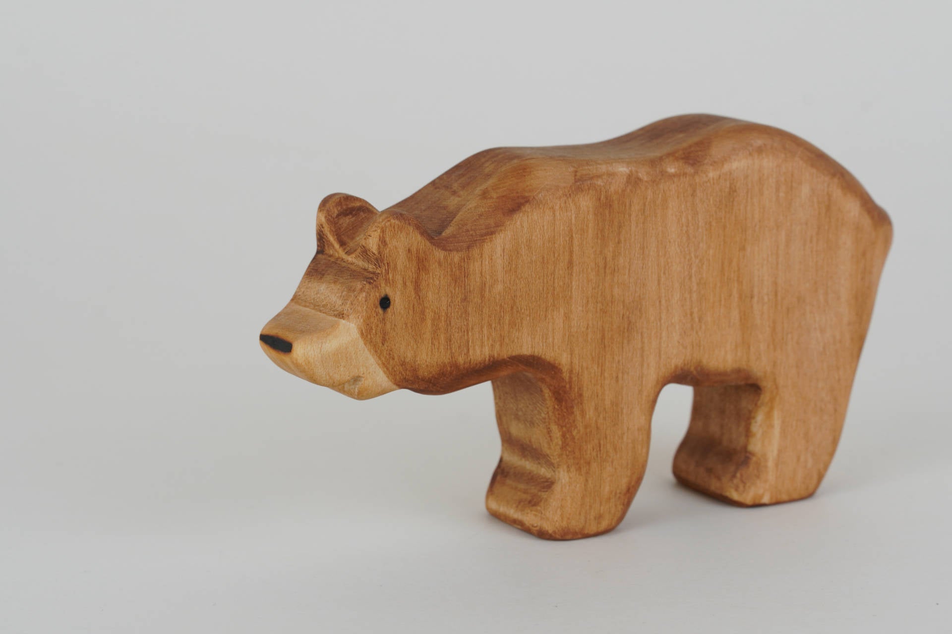 Braunbär groß gebückt