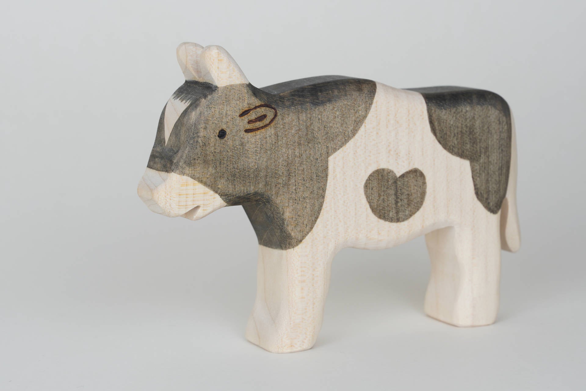 Ochse schwarz weiß stehend