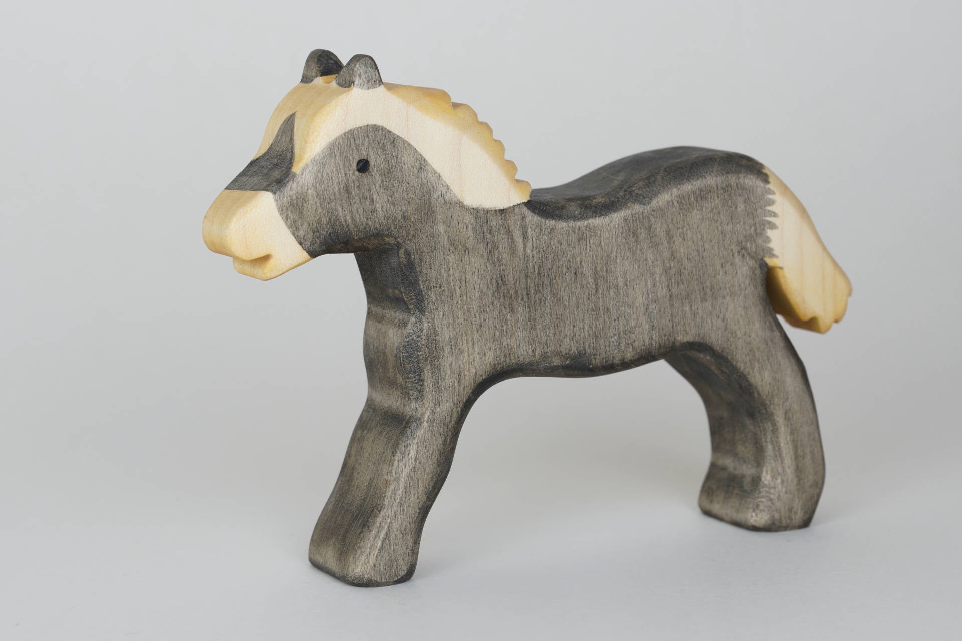 Pferd springend schwarz