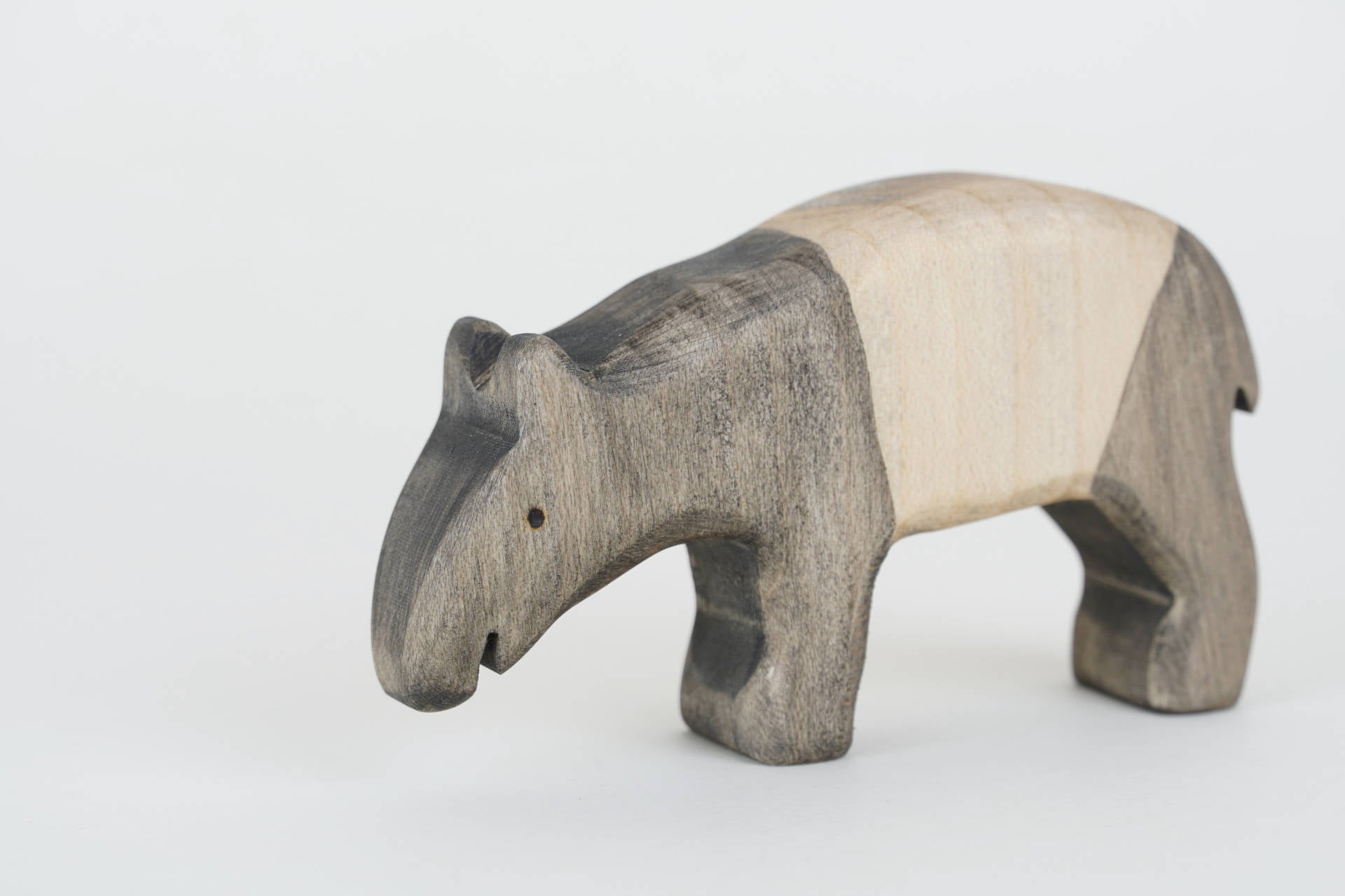 Tapir groß fressend