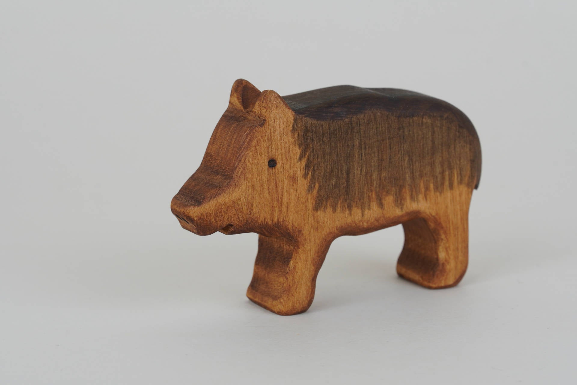 Wildschwein groß stehend