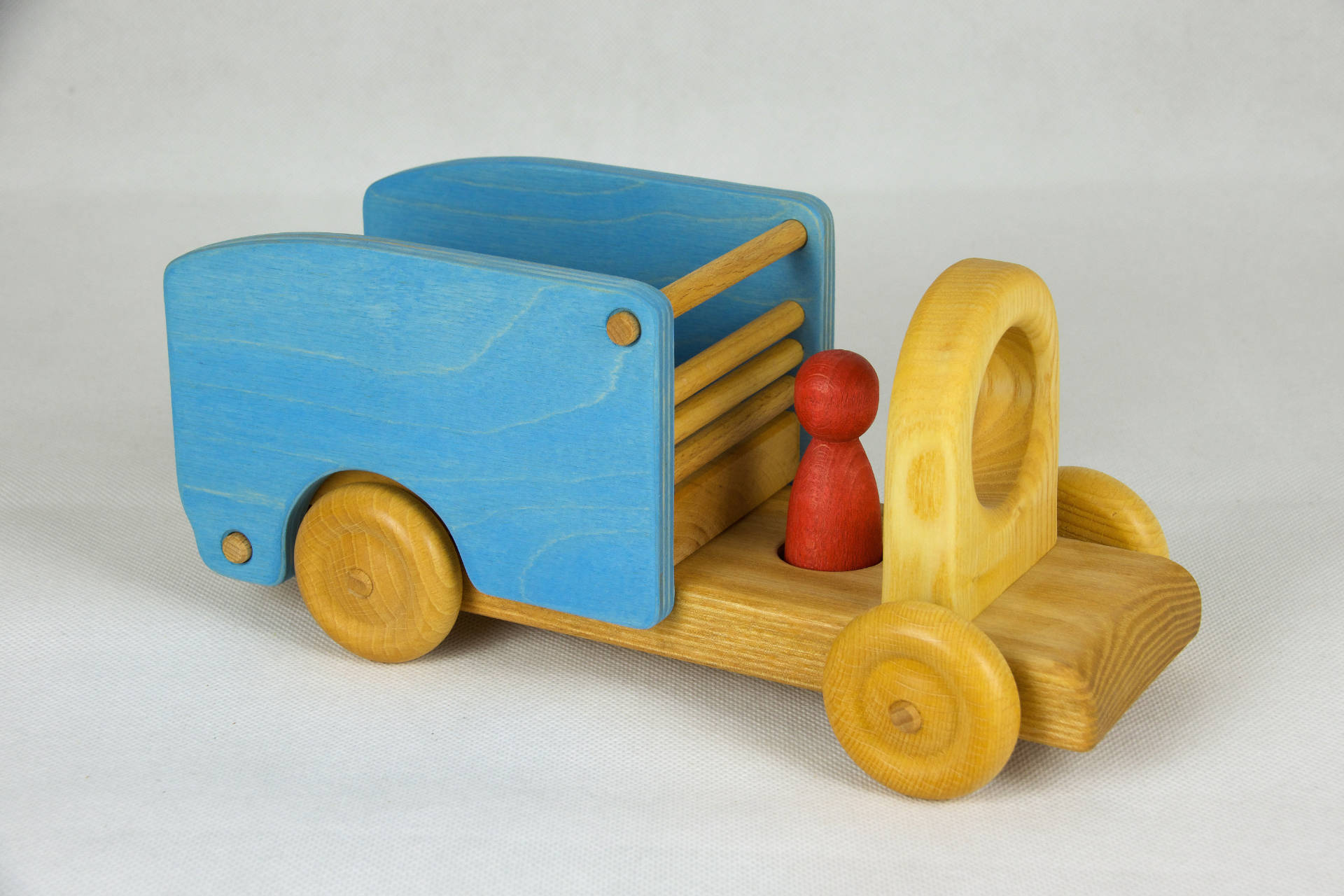 Erster Kipp-Laster mit Fahrer