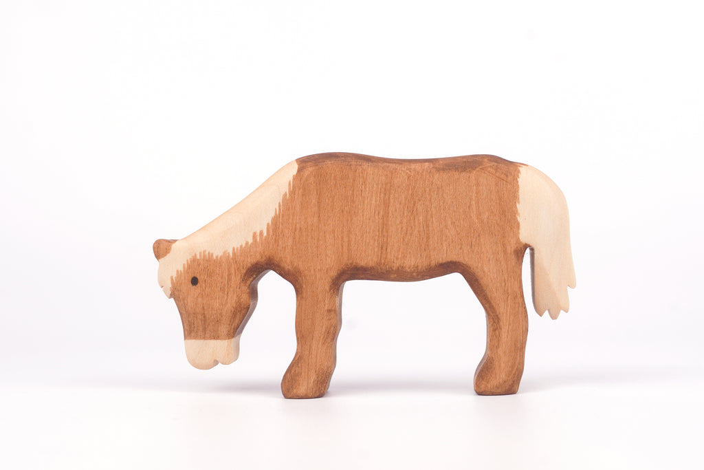 Pferd fressend braun