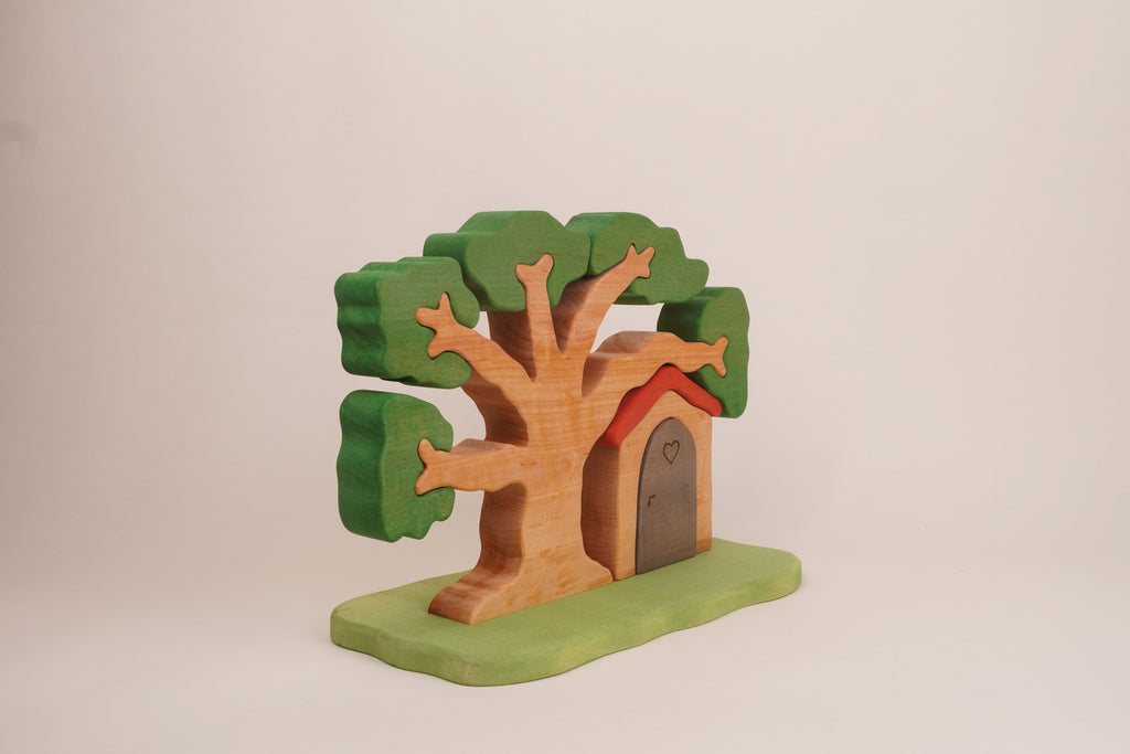 Puzzle-Baum mit Zwergenhaus