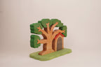 Puzzle-Baum mit Zwergenhaus