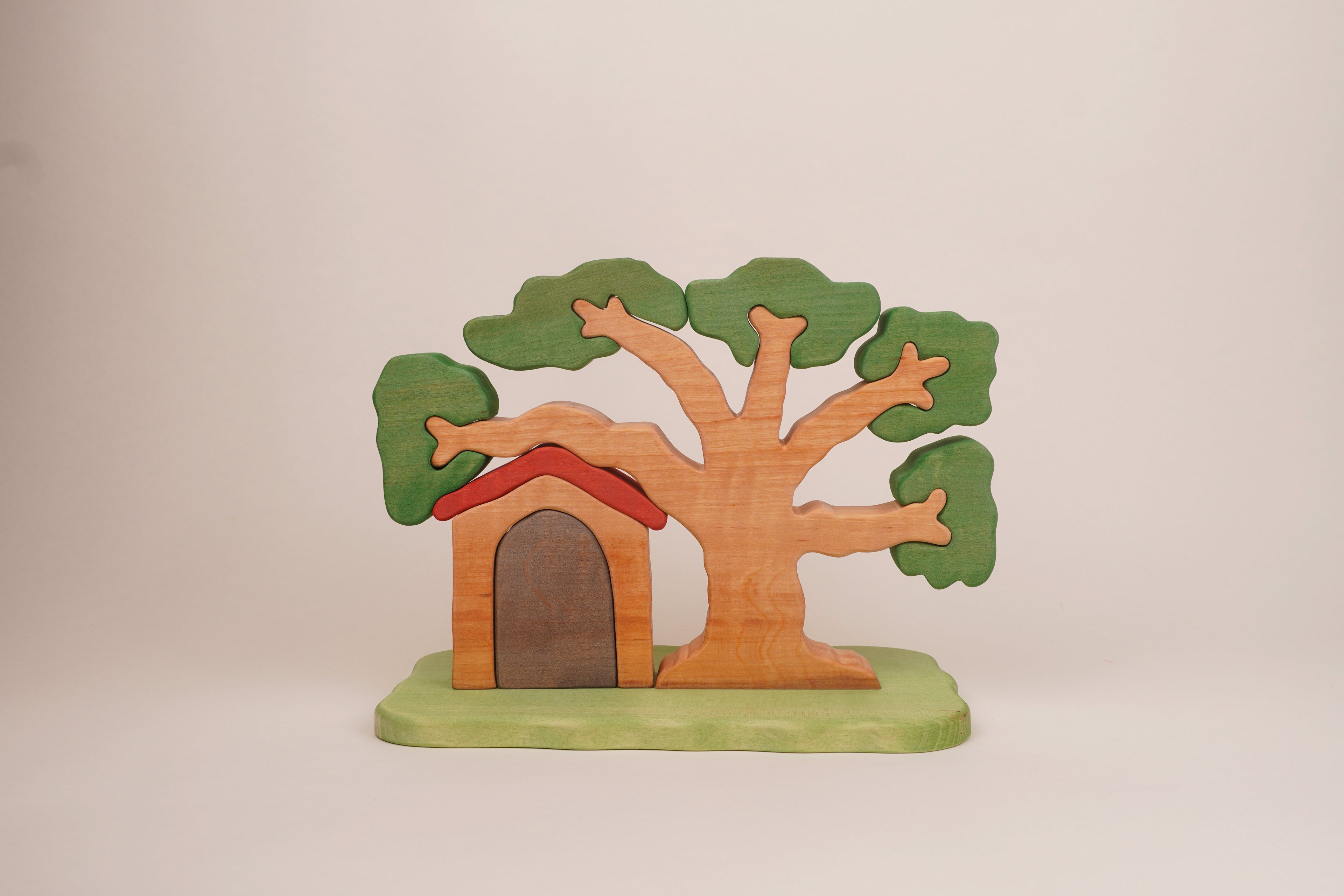 Puzzle-Baum mit Zwergenhaus