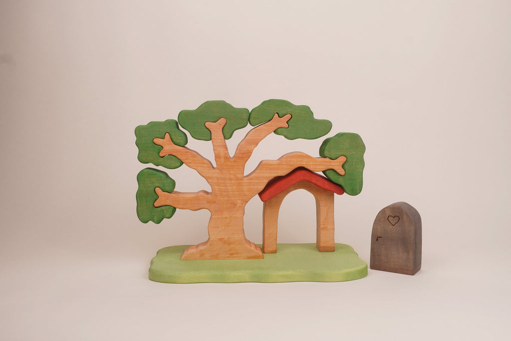 Puzzle-Baum mit Zwergenhaus