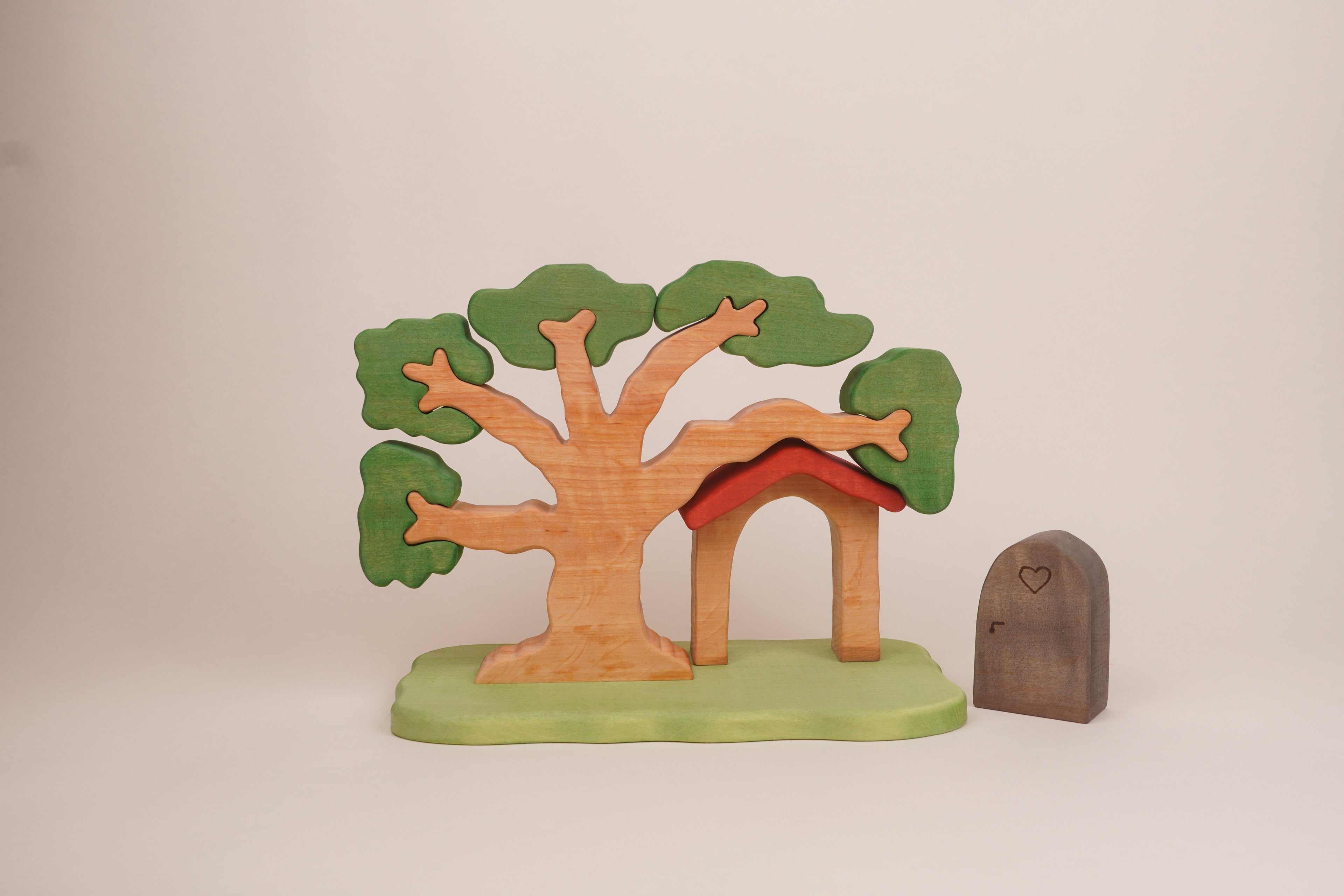 Puzzle-Baum mit Zwergenhaus