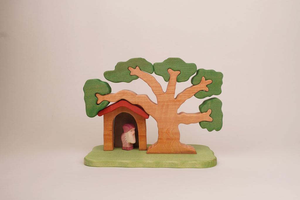 Puzzle-Baum mit Zwergenhaus