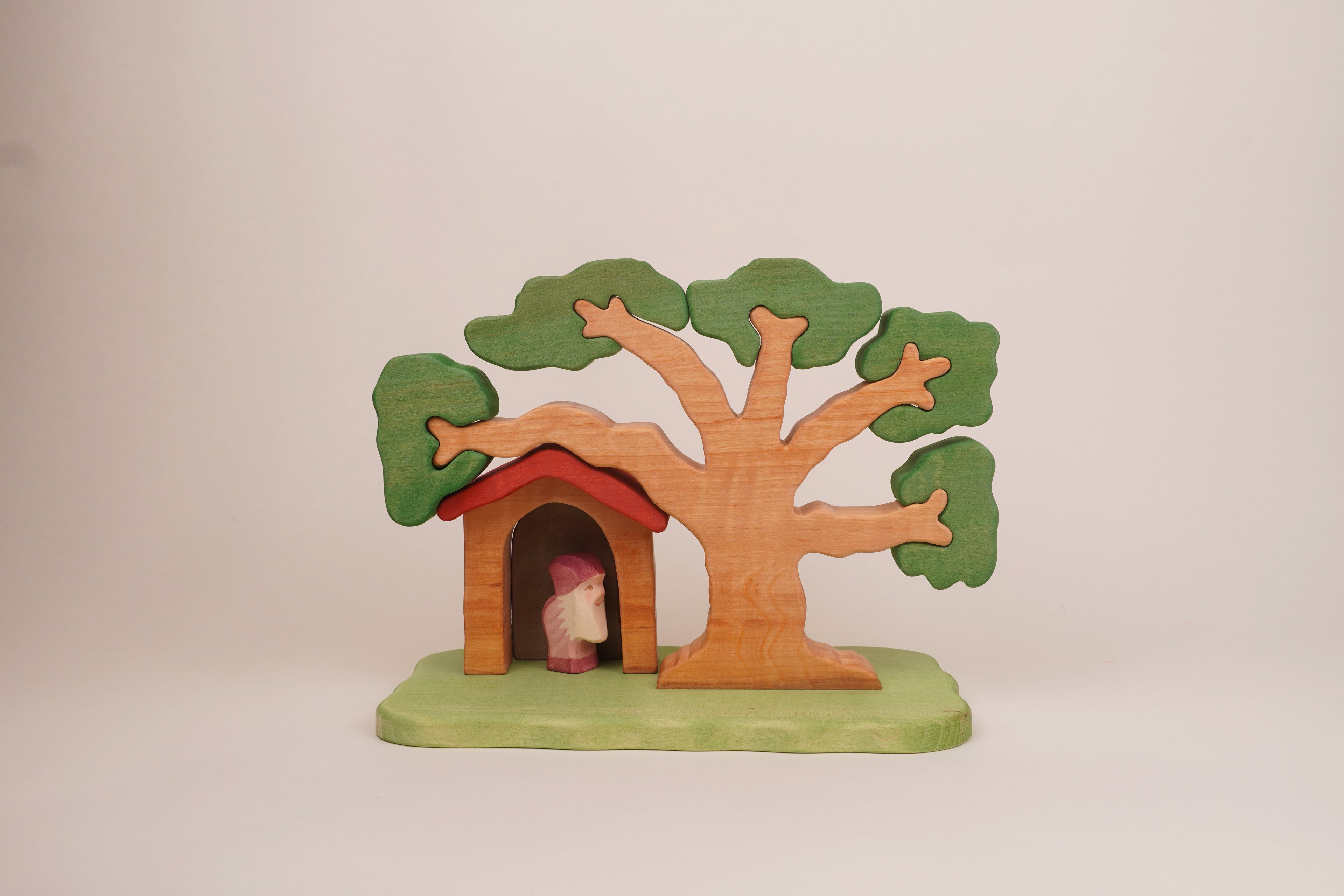 Puzzle-Baum mit Zwergenhaus