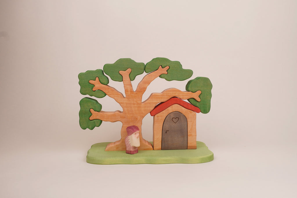 Puzzle-Baum mit Zwergenhaus