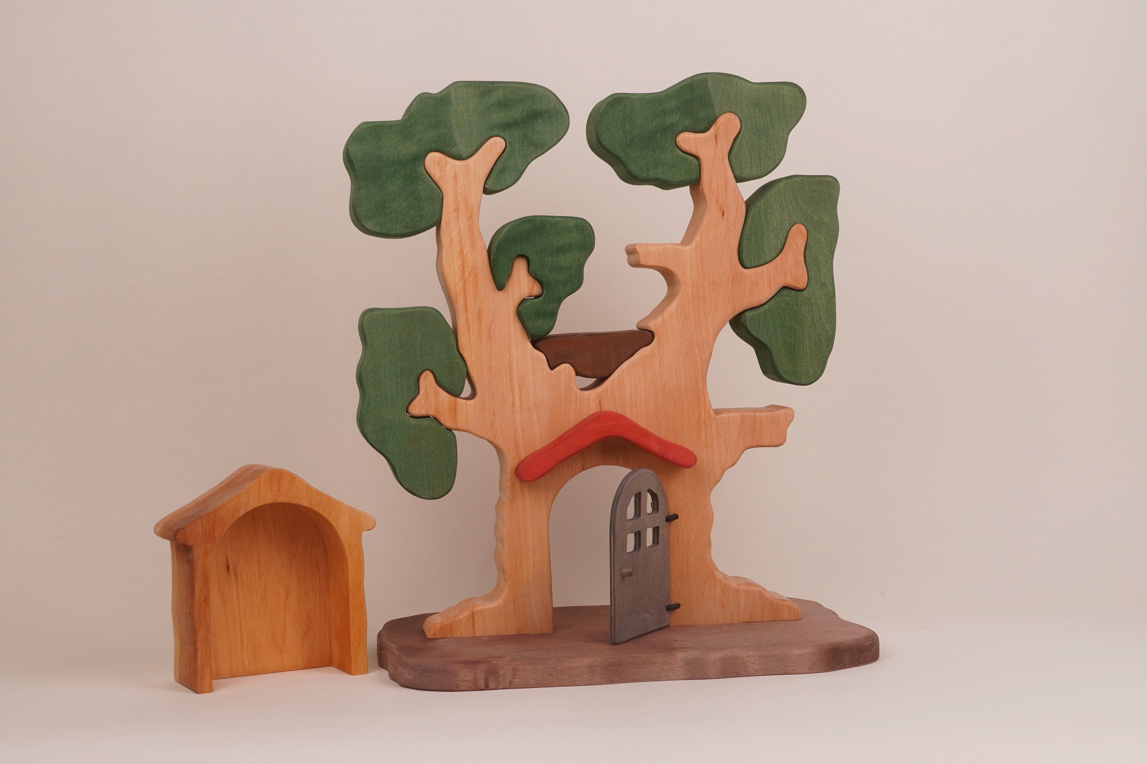 Puzzle-Baum mit Zwergentür