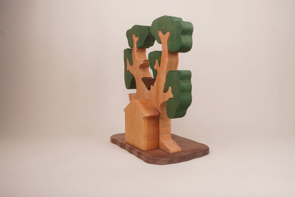 Puzzle-Baum mit Zwergentür