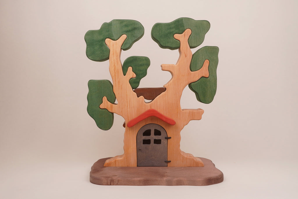 Puzzle-Baum mit Zwergentür
