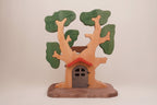 Puzzle-Baum mit Zwergentür