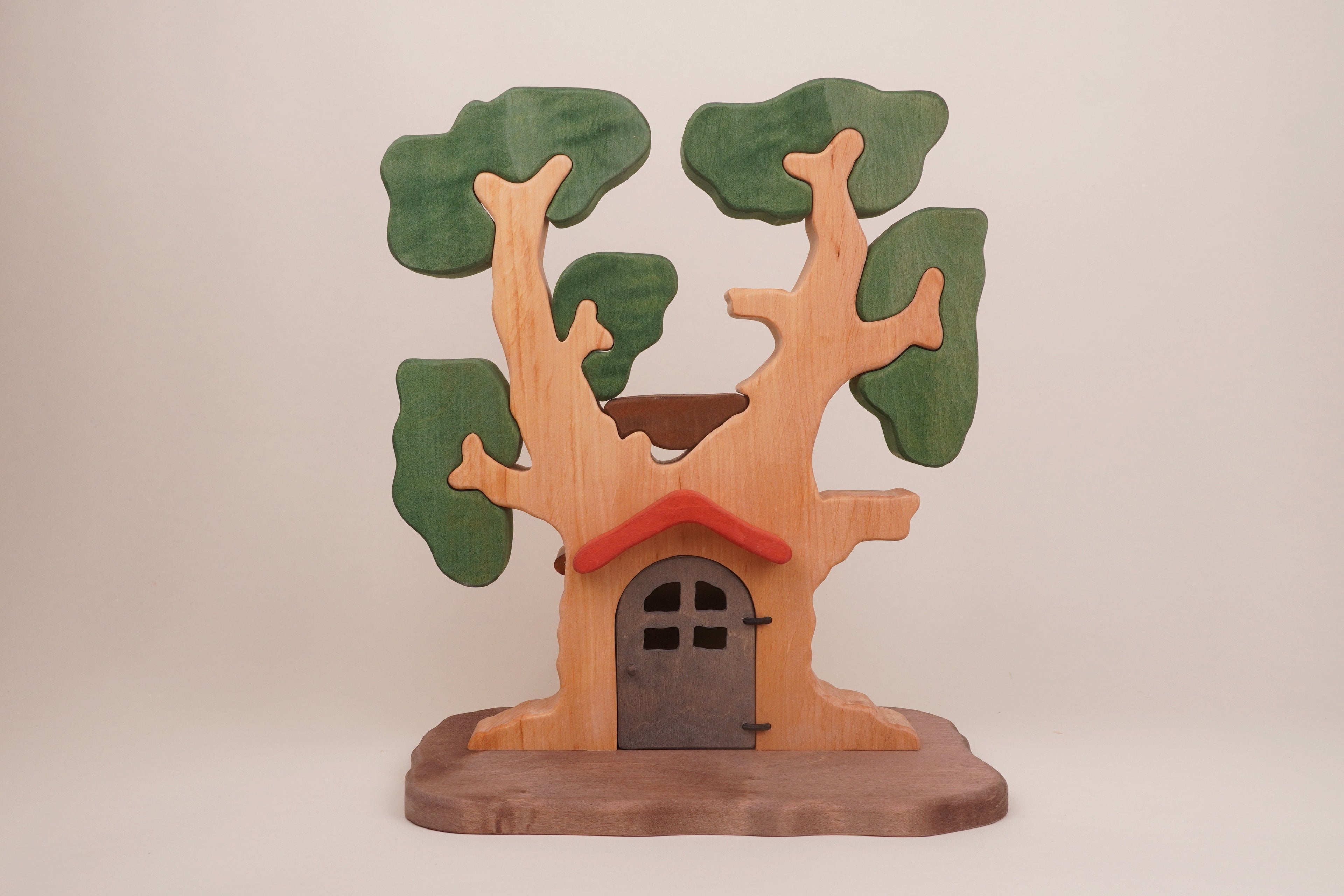 Puzzle-Baum mit Zwergentür