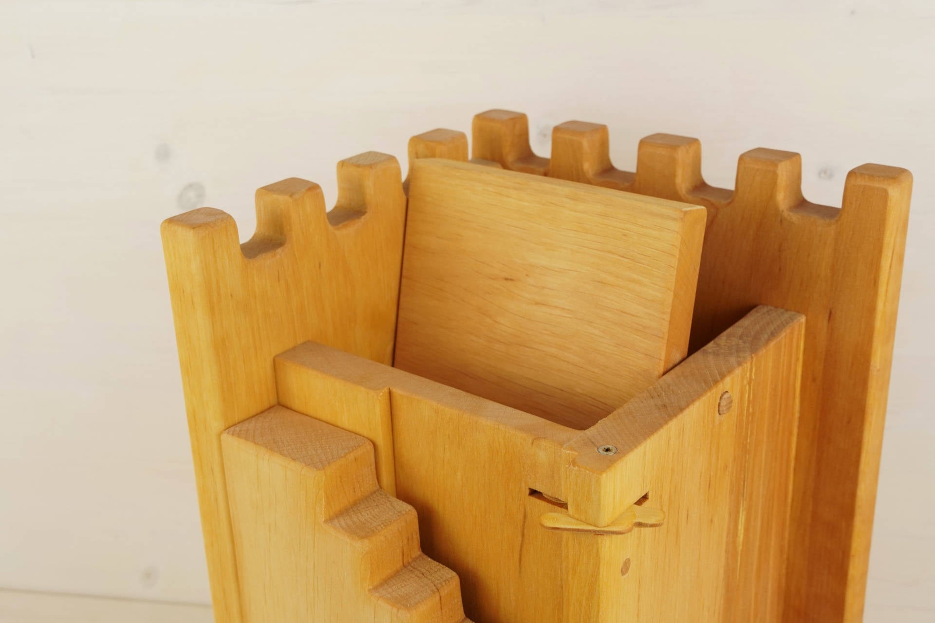 Turm-Ecke mit Falltür und Verließ