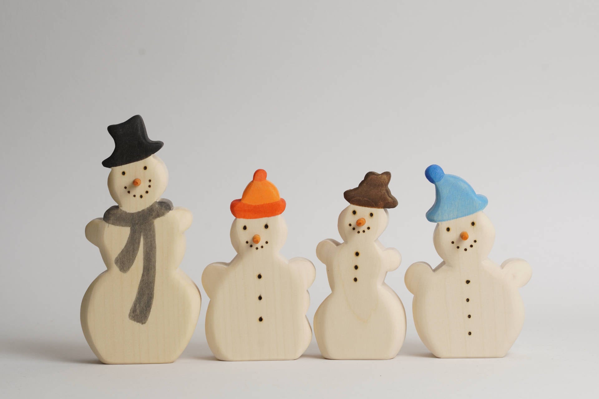 Schneemann mit blauer Mütze