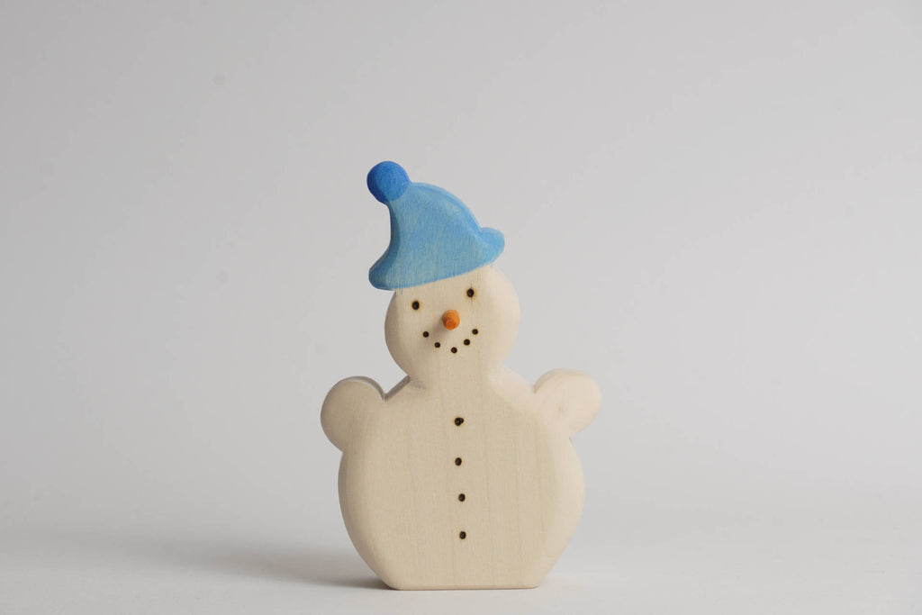 Schneemann mit blauer Mütze