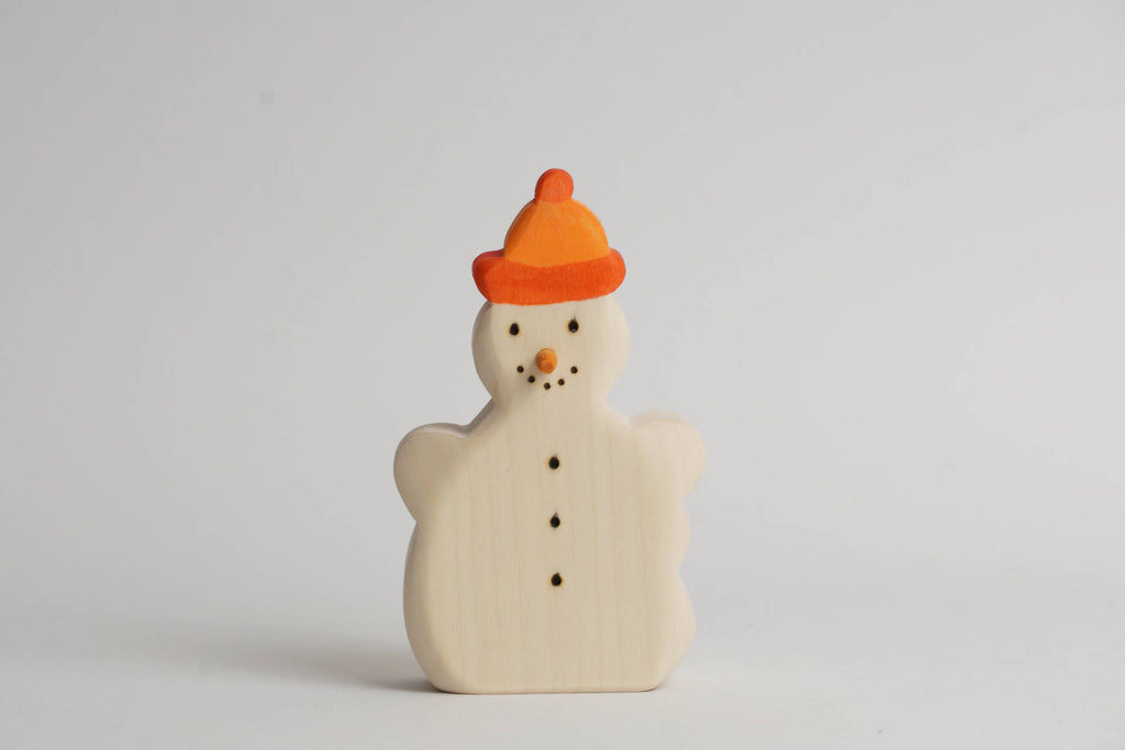 Schneemann mit roter Mütze