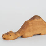 Holzfigur Dromedar liegend