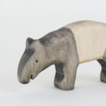 Holzfigur Tapir fressend