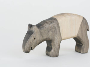 Holzfigur Tapir fressend