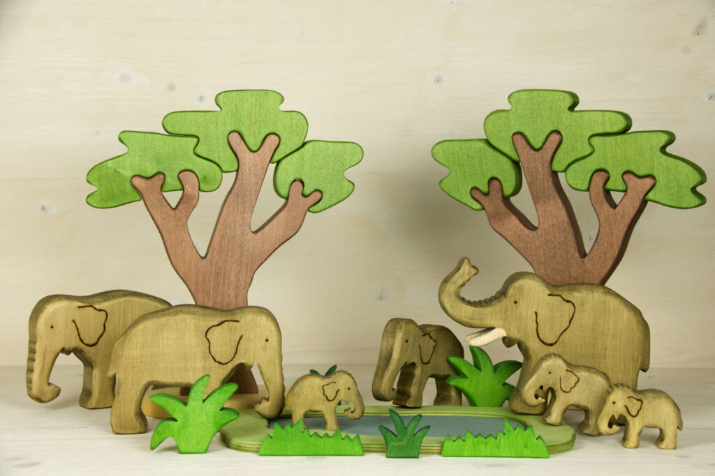 Holzfiguren Elefant dekoriert