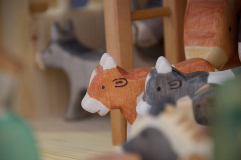 Holzfiguren Marktstand dekoriert