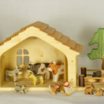 Stall klein Zaun Holzfiguren Bauernhof