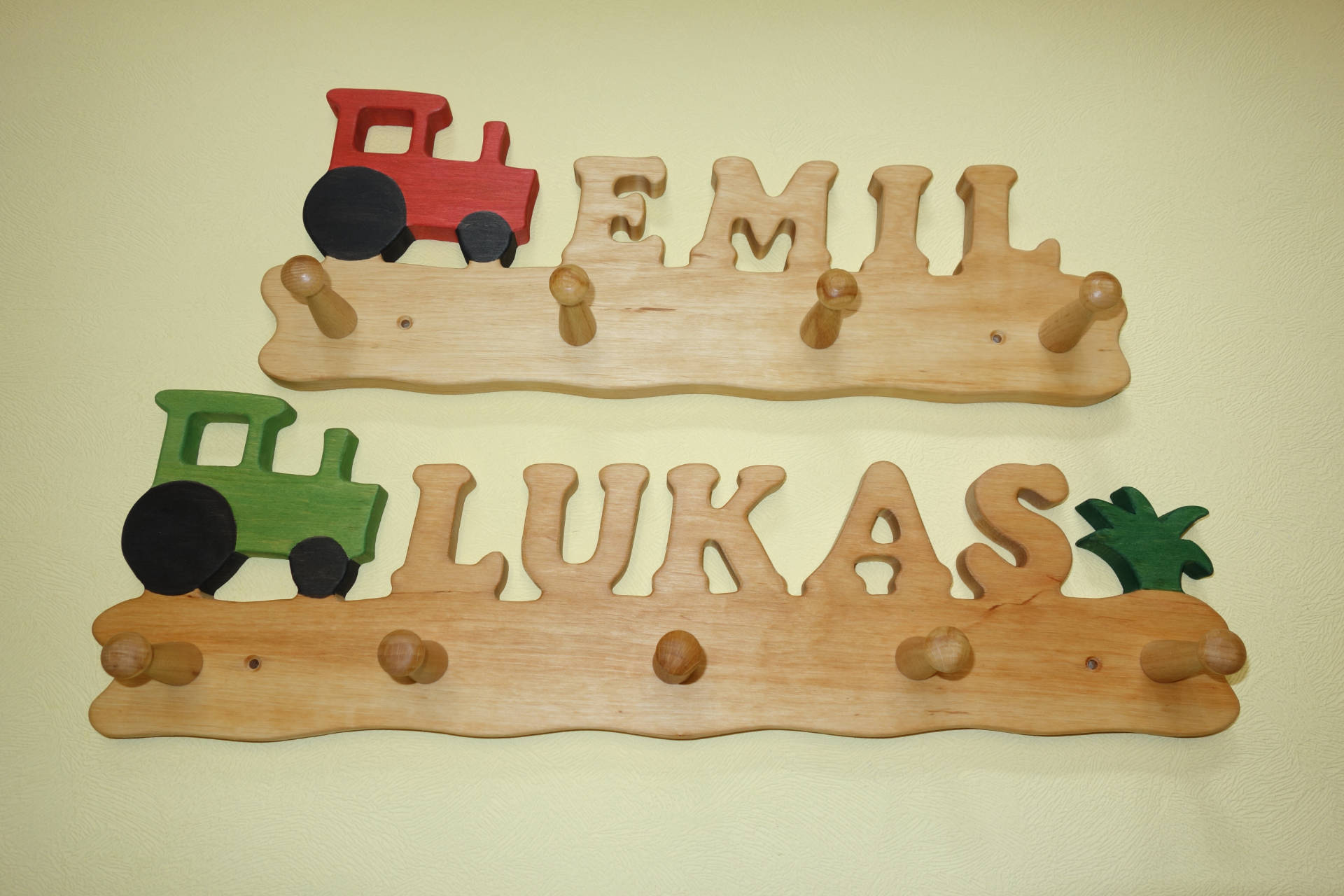 Garderobe Traktor mit Emil und Lukas rot und grün