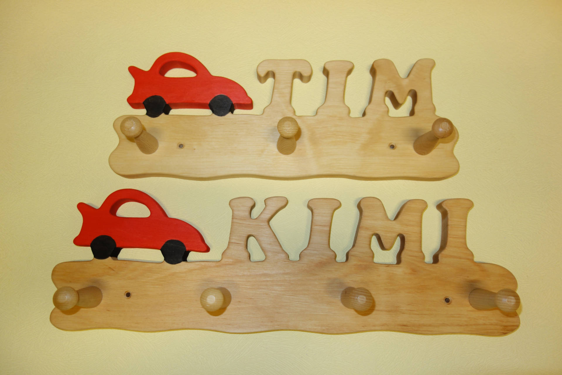 Garderobe mit Name Tim und Kimi