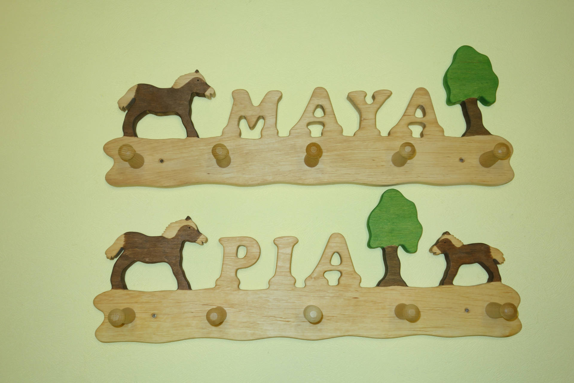 Gerderobe Pferd Baum und Name Maya Pia