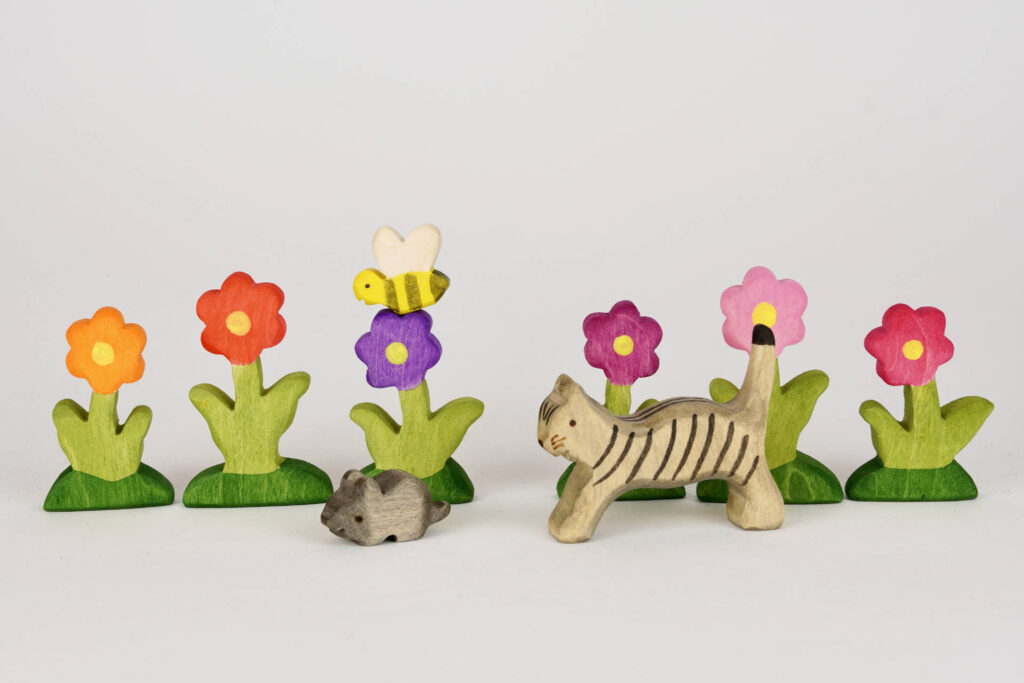 Holzfigur Blumen mit Biene und Katze