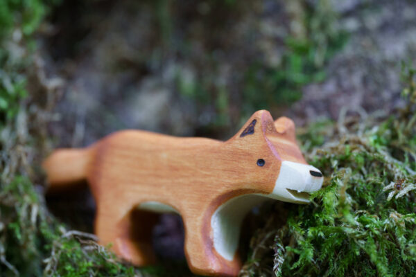 Holzfigur Fuchs im Wald