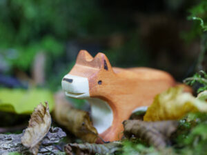 Holzfigur Fuchs im Wald