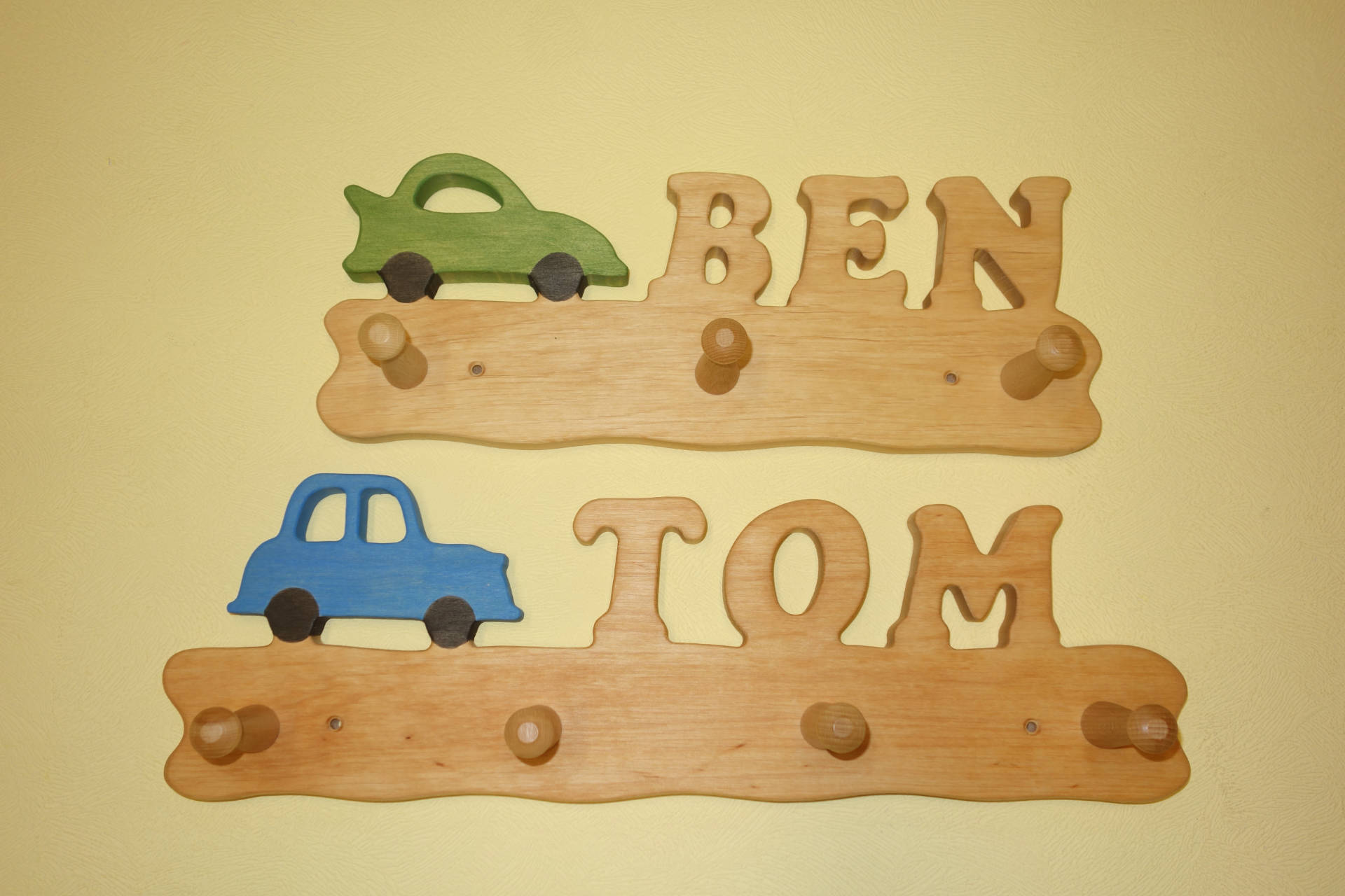 Kindergarderobe Auto mit Name Ben und Tom