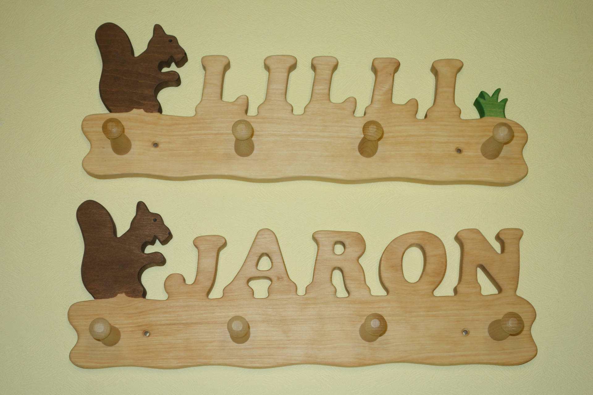 Kindergarderobe Eichhörnchen mit Name Lilli und Jaron