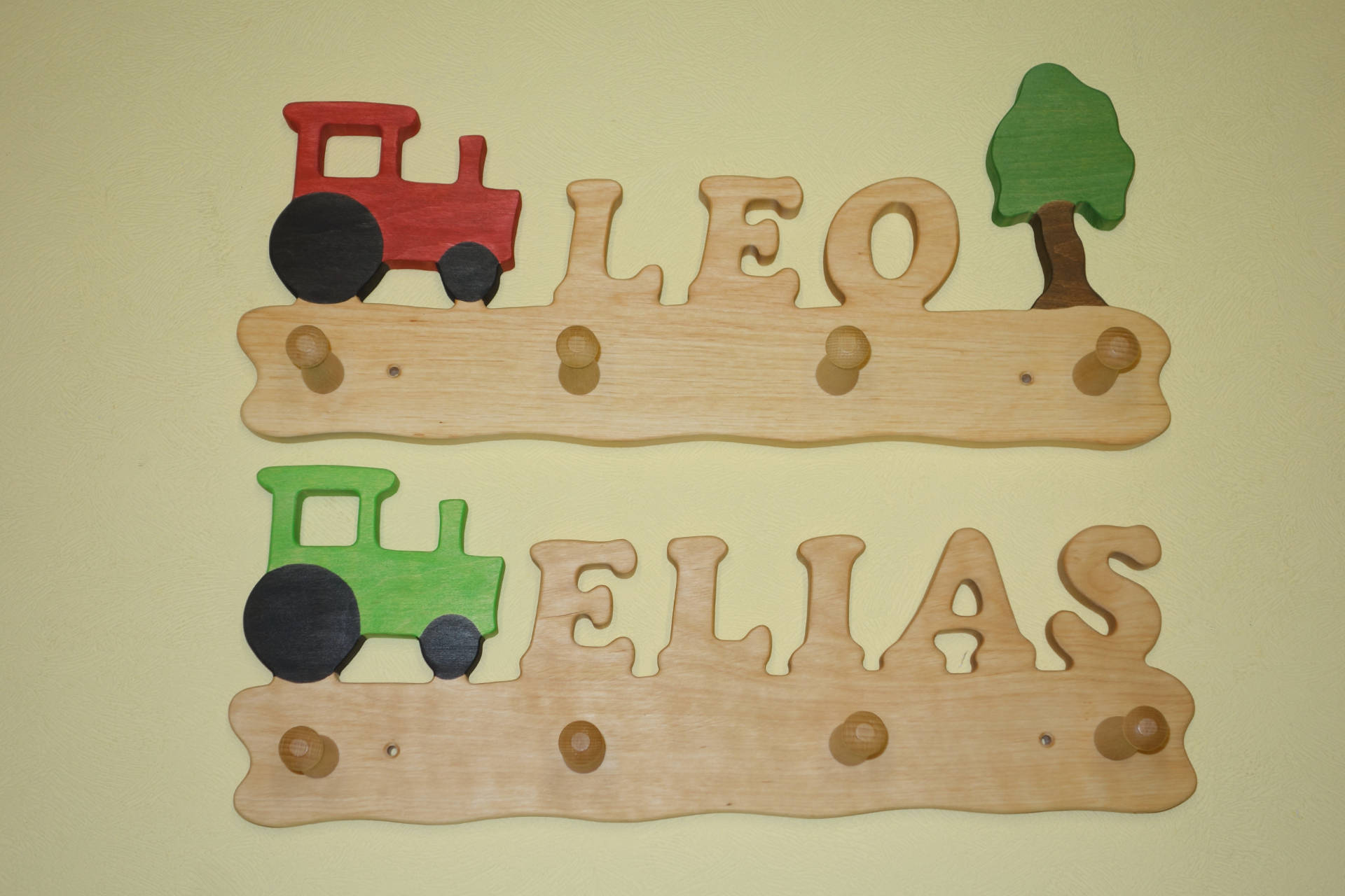Kindergarderobe Traktor mit Elias und Leo und Baum