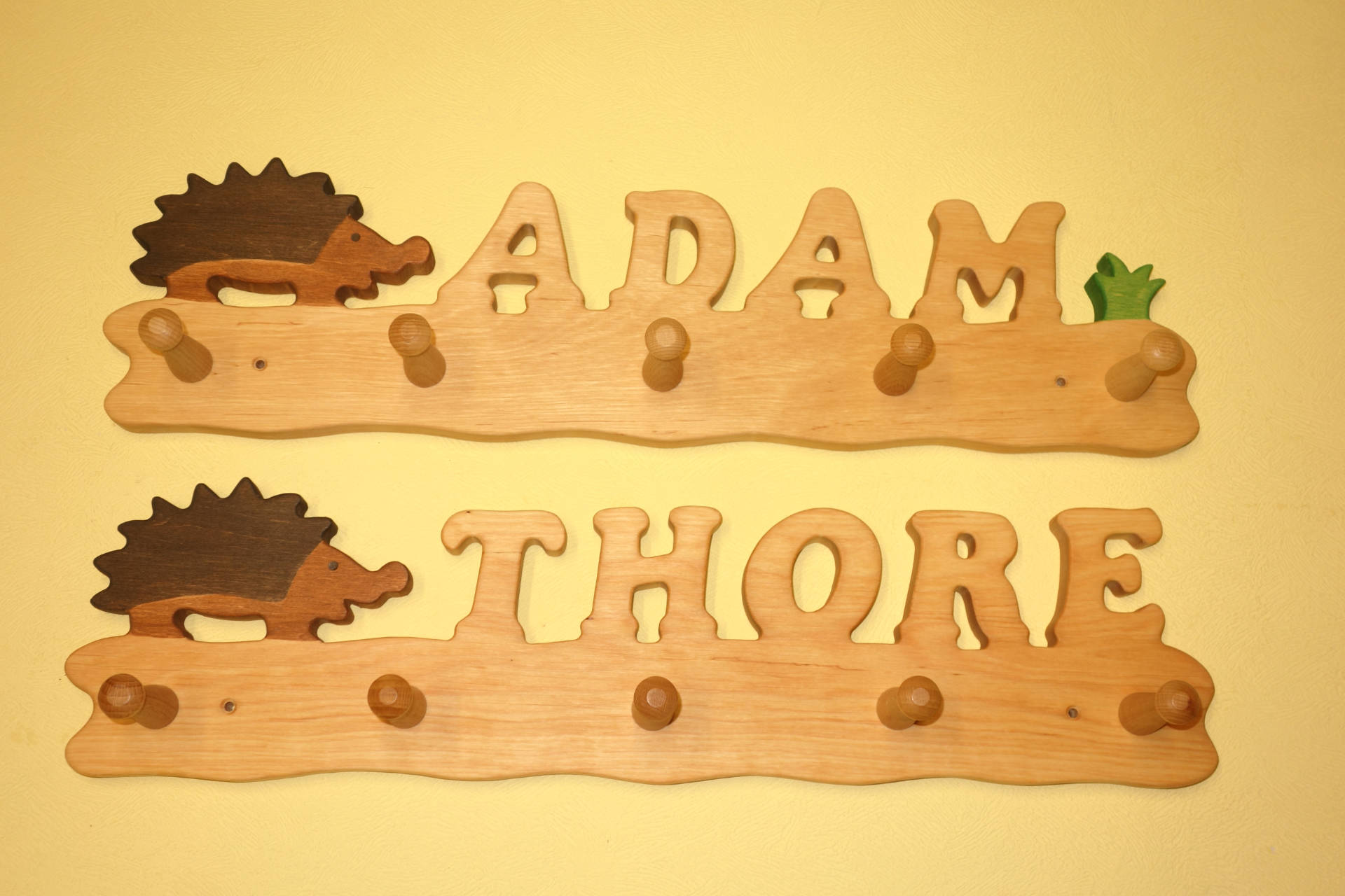 Kindergarderobe mit Name Adam Thore und Igel