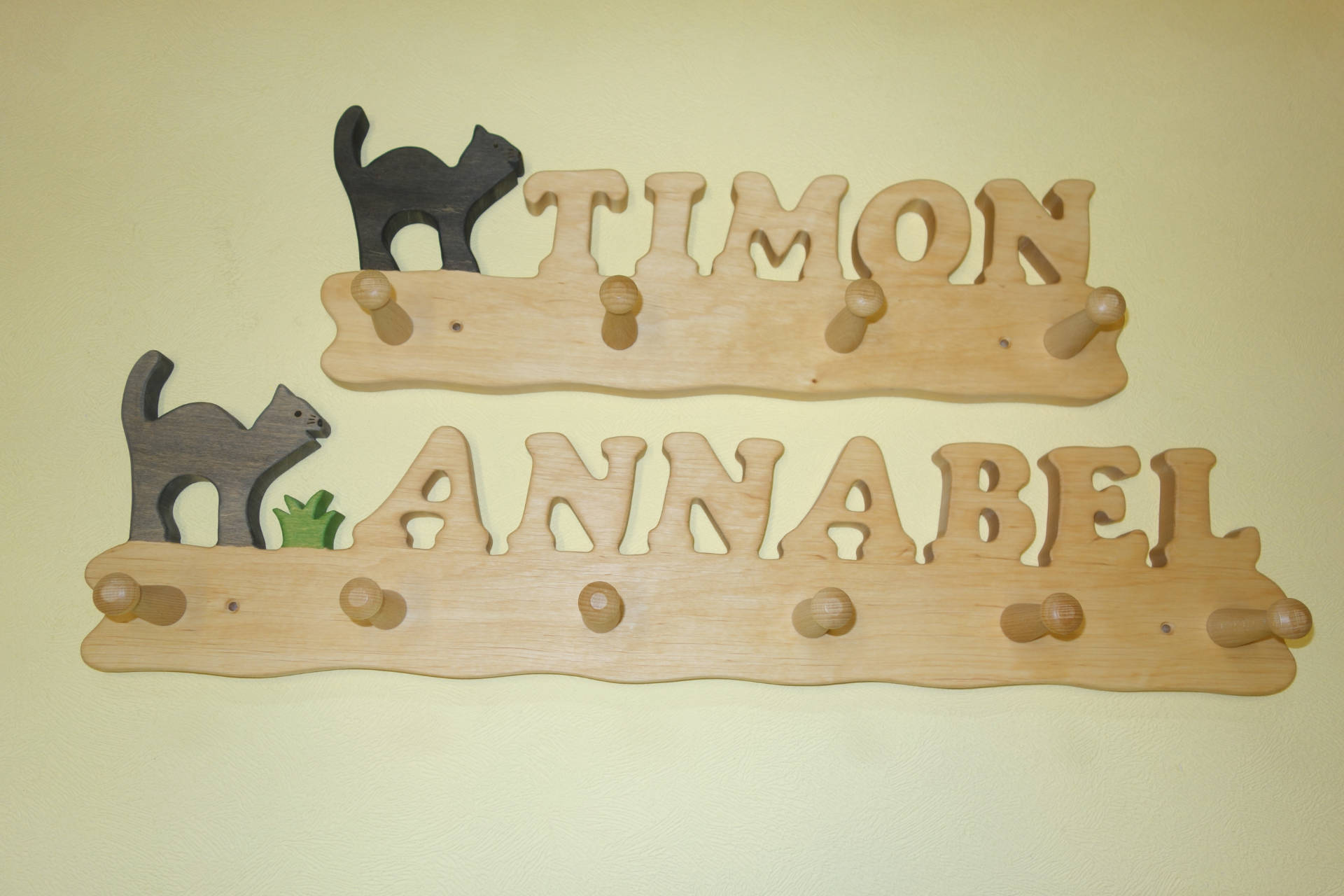 Kindergarderobe mit Name Annabel Timon und Katze