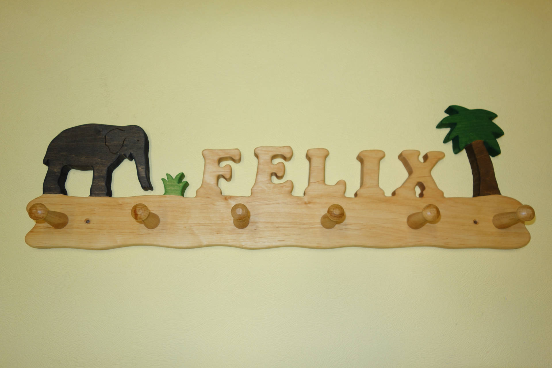 Kindergarderobe mit Name Felix mit Elefant und Palme