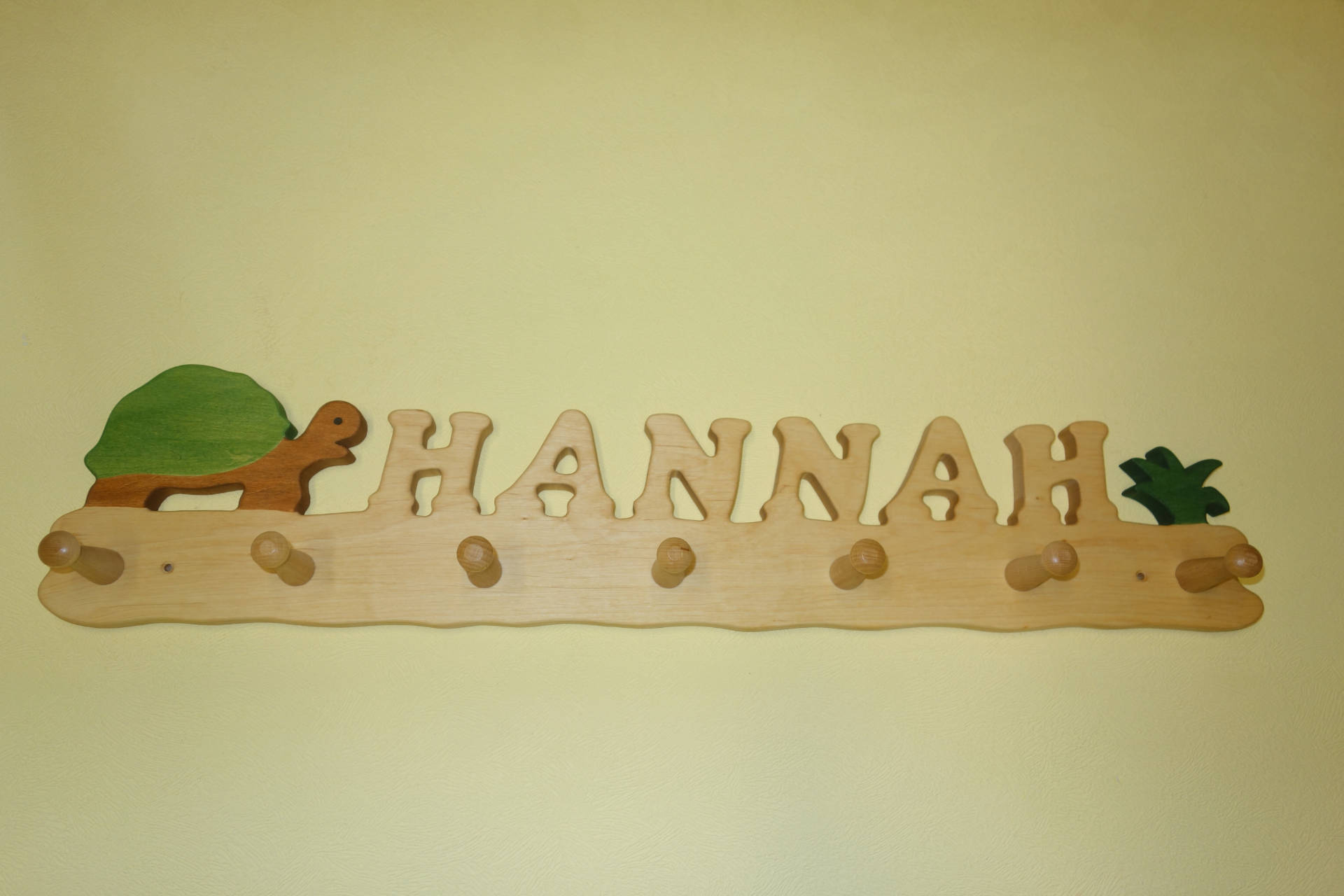 Kindergarderobe mit Name Hannah und Schildkröte