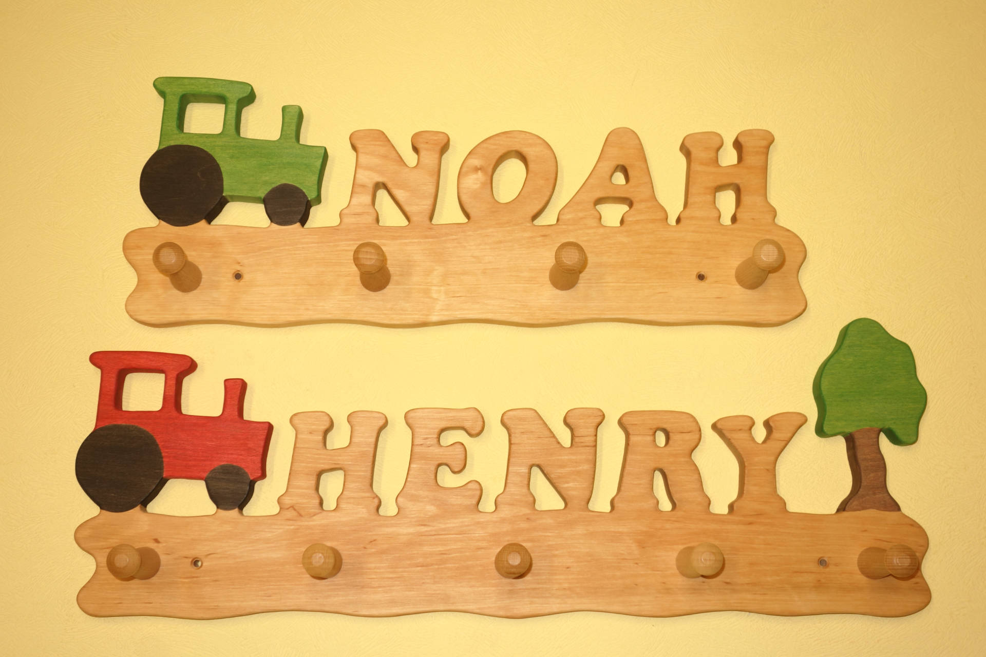 Kindergarderobe mit Name Henry Noah und Traktor und Baum