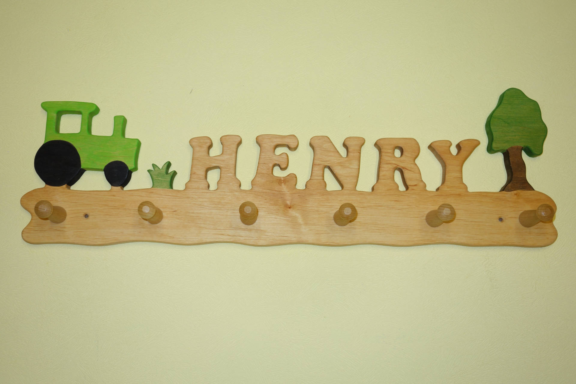 Kindergarderobe mit Name Henry und Traktor mit Baum