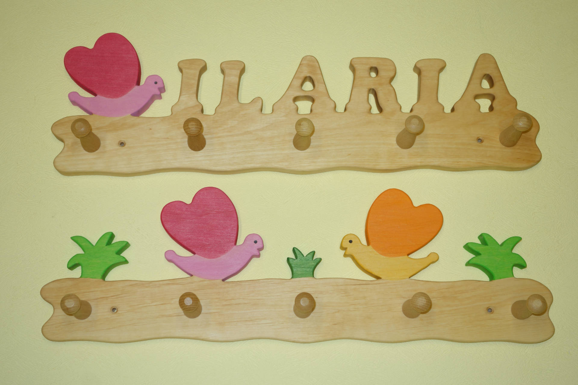 Kindergarderobe mit Name Ilaria und Schmetterling
