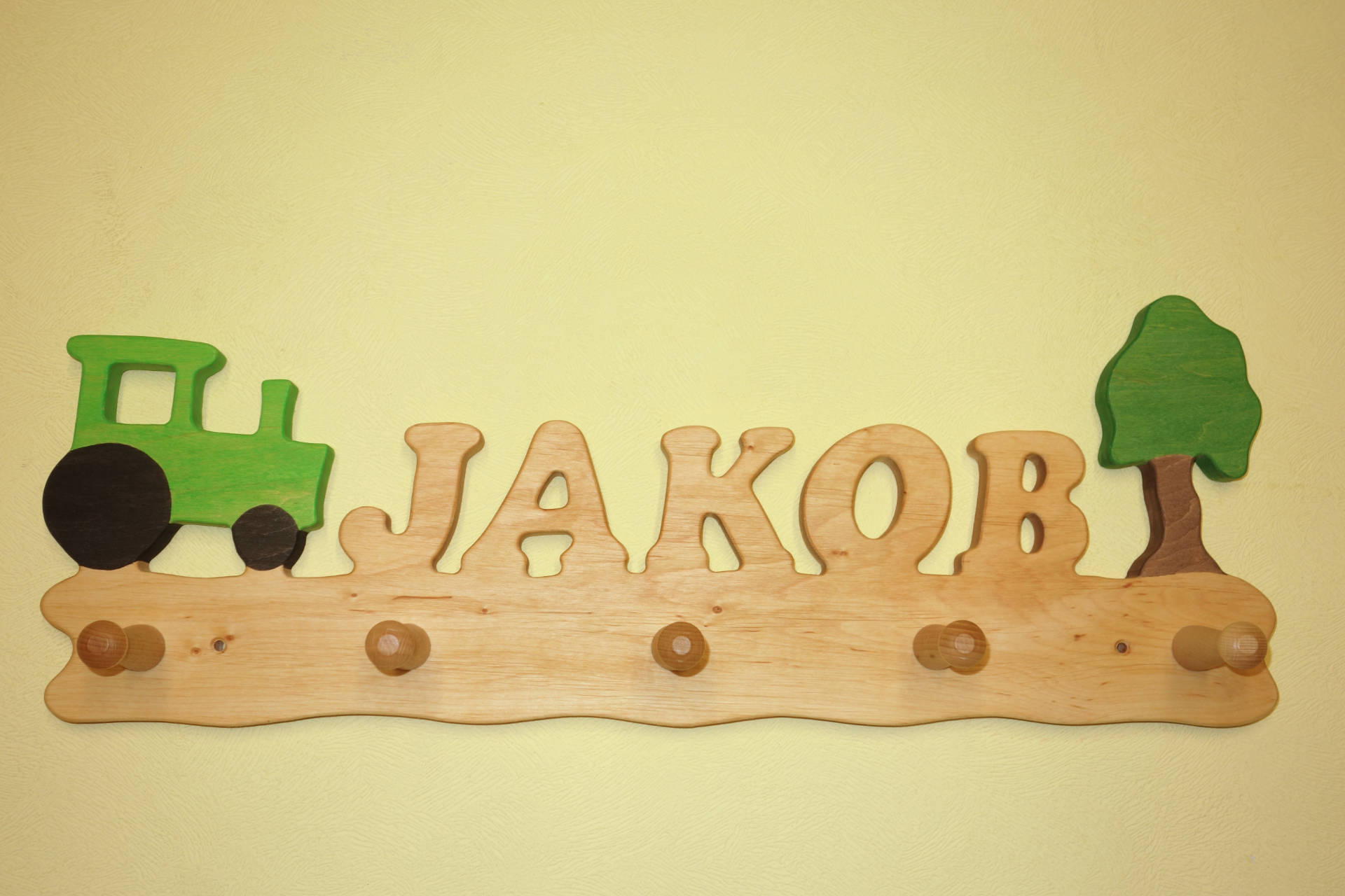 Kindergarderobe mit Name Jakob mit Trktor hellgrün und Baum